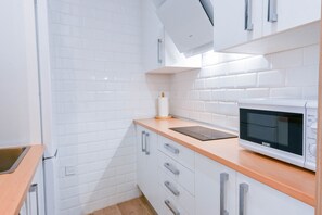 Een koelkast, een microgolfoven, een oven, een kookplaat