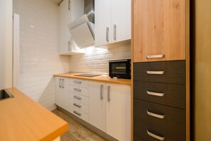 冷蔵庫、電子レンジ、コーヒー / ティーメーカー、調理器具と食器