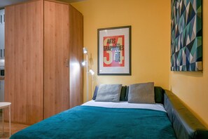 Een bureau, een strijkplank/strijkijzer, gratis wifi