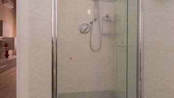 Regadera, secadora de cabello, bidet, toallas