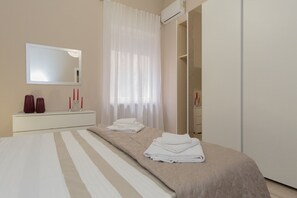 2 bedrooms, desk, iron/ironing board, WiFi - Apartment Romantic House 369 in the Heart of Verona. (Verona)