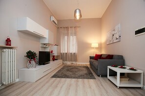TV, books - Apartment Romantic House 369 in the Heart of Verona. (Verona)