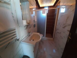 Shower, hair dryer, towels, soap - Simisso Kasaba Dağ Oteli (Kavak)