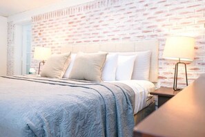 2 slaapkamers, een bureau, een strijkplank/strijkijzer, reisbedje