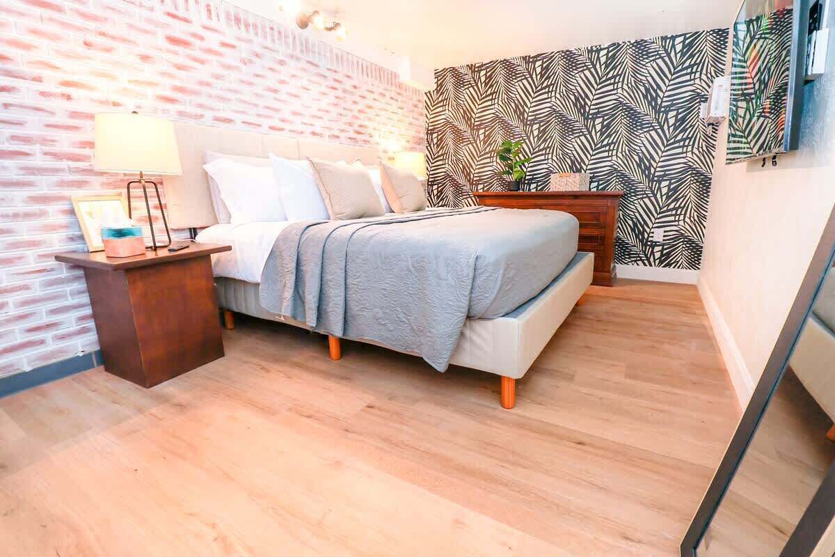 2 habitaciones, escritorio y tabla de planchar con plancha 