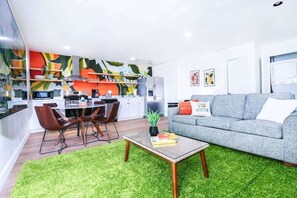 Télévision, lecteur de DVD, livres, chaîne hi-fi