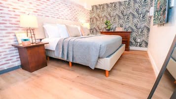 2 habitaciones, escritorio y tabla de planchar con plancha