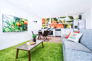 Fernseher, DVD-Player, Bücher, Stereoanlage