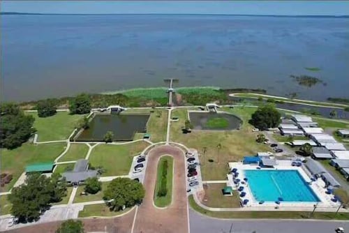 StylishAptWtrGrdnOppLake&Prk&Yrd