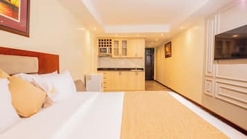 Habitación Deluxe doble, vistas a la ciudad | Caja fuerte, escritorio, espacio para trabajar con un portátil