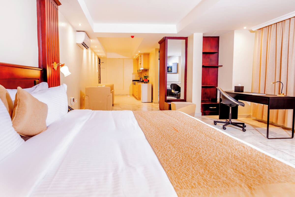 Executive Studio, City View | Bathroom | Shower, slippers, bidet, towels