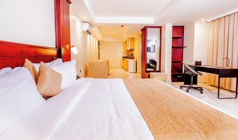 Estudio ejecutivo, vistas a la ciudad | Baño | Ducha, zapatillas, toallas y jabón