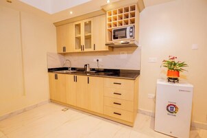 Refrigerador, microondas, placa de cocina, utensilios de cocina