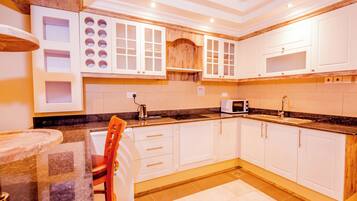 Geladeira, micro-ondas, cooktop, talheres/pratos/utensílios de cozinha