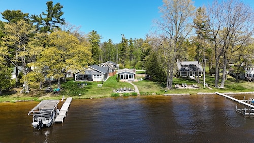 Loon Lodge - Super Cute, Lakefront, Bonfire Ring, and Private Dock!