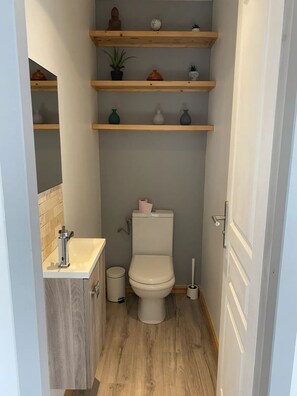 Douche, sèche-cheveux, serviettes fournies, savon