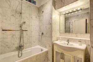 Haartrockner, Bidet, Handtücher, Seife