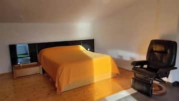 3 bedrooms, desk, iron/ironing board, free WiFi