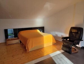 3 bedrooms, desk, iron/ironing board, free WiFi