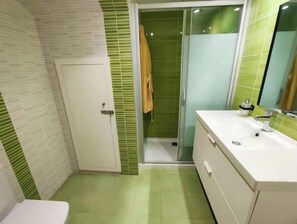 Een douche, een bubbelbad, een haardroger, handdoeken