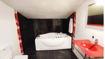 Een douche, een bubbelbad, een haardroger, handdoeken