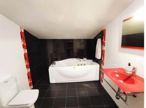 Shower, jetted bath, hair dryer, towels