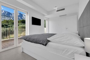 3 bedrooms, iron/ironing board, free WiFi - Apartment DeLux with private pool (Tucepi)