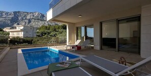 Seasonal outdoor pool - Apartment DeLux with private pool (Tucepi)