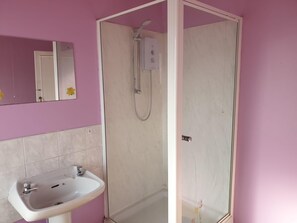 Talo | Kylpyhuone | Erillinen kylpyamme ja suihku, syvä kylpyamme, pyyhkeet