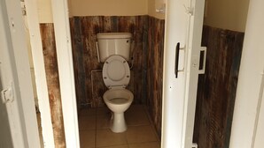 Un baño pequeño y funcional con inodoro y lavamanos.