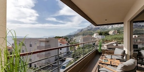 A balcony with a view of buildings and mountains. - 04. Luxury Apartments L&L in Tucepi (Tucepi)