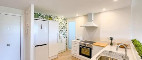 Appartement | Cuisine privée | Réfrigérateur, micro-ondes, four, plaque de cuisson