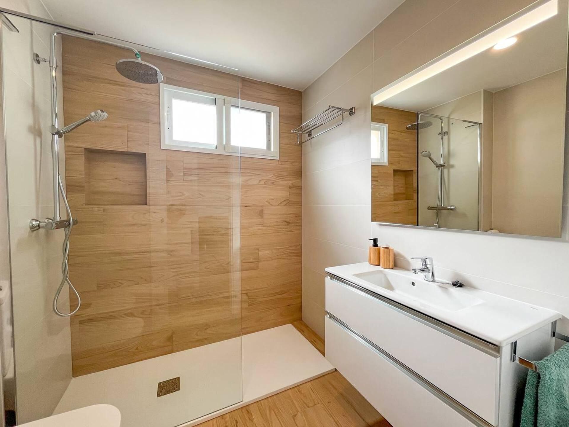 Apartament | Bany | Dutxa, assecador de cabells, tovalloles i paper higiènic 