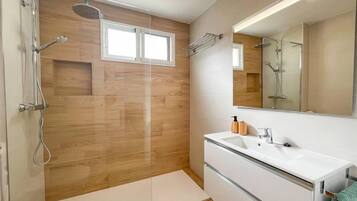 Apartament | Bany | Dutxa, assecador de cabells, tovalloles i paper higiènic