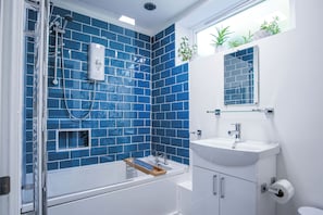 Standard House | Bathroom | Combined shower/bathtub, towels