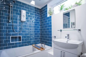 Ensemble douche/baignoire, serviettes fournies