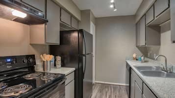 Geladeira, micro-ondas, fogão, cooktop