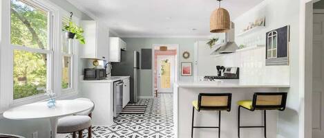 Réfrigérateur, micro-ondes, four, plaque de cuisson