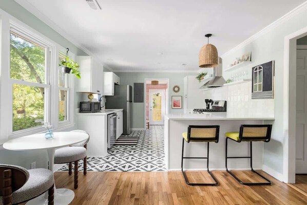 Een koelkast, een microgolfoven, een oven, een kookplaat