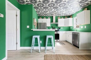 冰箱、微波炉、烤箱、炉灶