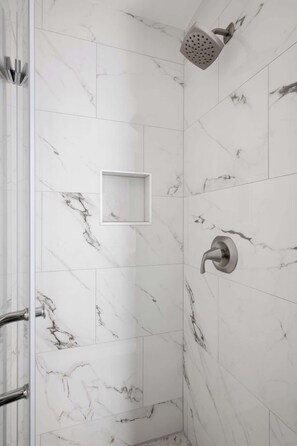 Dusche, Haartrockner, Shampoo