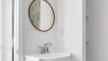 Ducha, secador de pelo y toallas