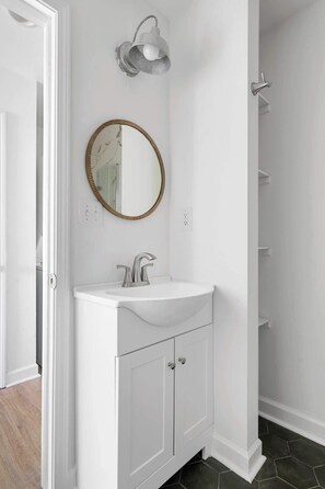 Douche, sèche-cheveux, serviettes fournies