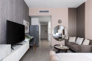 Estudio Deluxe, balcón, vistas a la ciudad | Zona de estar
