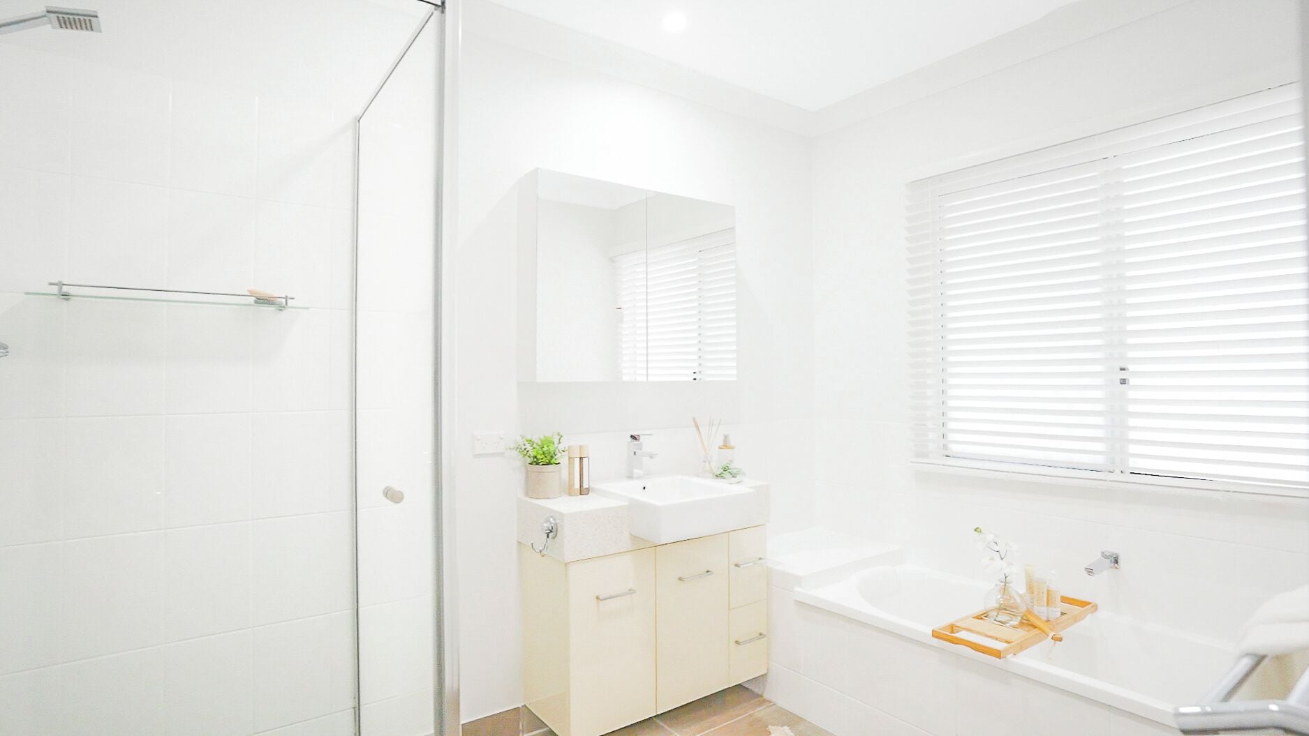 Premier Studio Suite, Terrace View | Badkamer | Een douche, een haardroger, handdoeken, zeep