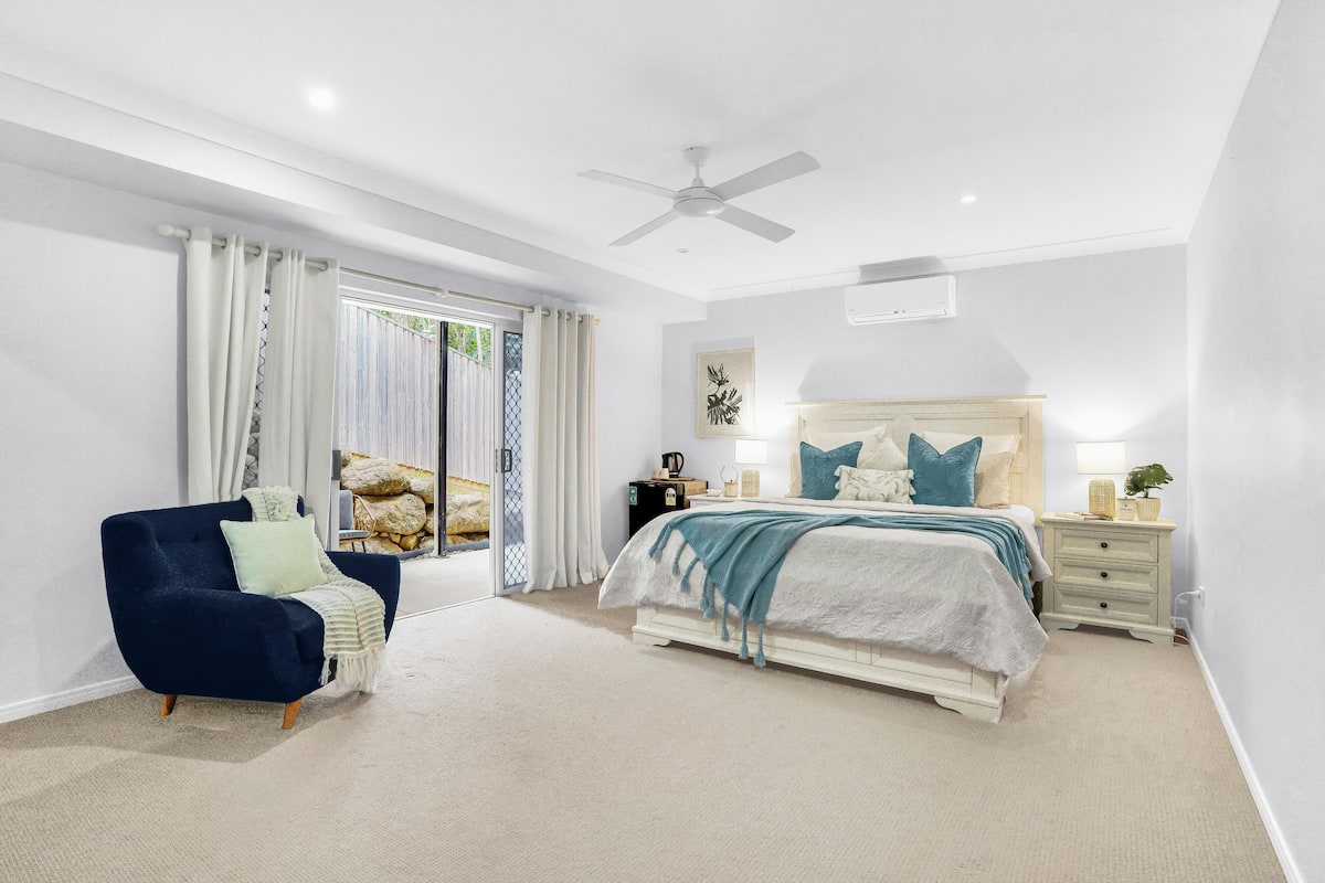 Premier Studio Suite, Terrace View | Laptop workspace, iron/ironing board, free WiFi, bed sheets
