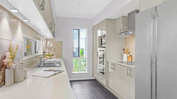 Appartamento Standard | Cucina privata | Frigorifero con congelatore, microonde, forno, lavastoviglie