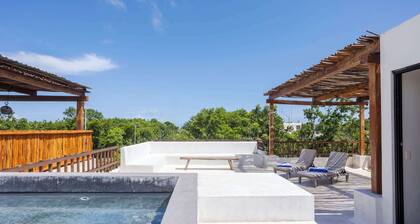 Luxe villa with private pools, roof terrace, 5 TVs