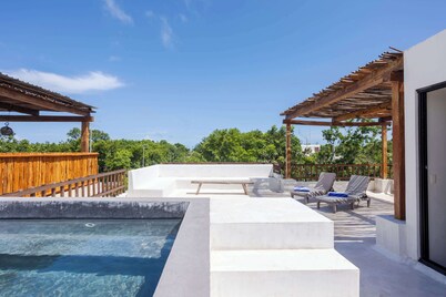 Luxe villa with private pools, roof terrace, 5 TVs