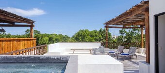 Luxe villa with private pools, roof terrace, 5 TVs